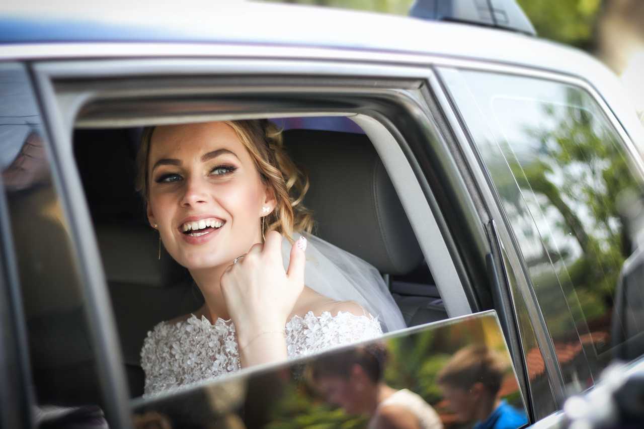 Brud i bil på väg till bröllop