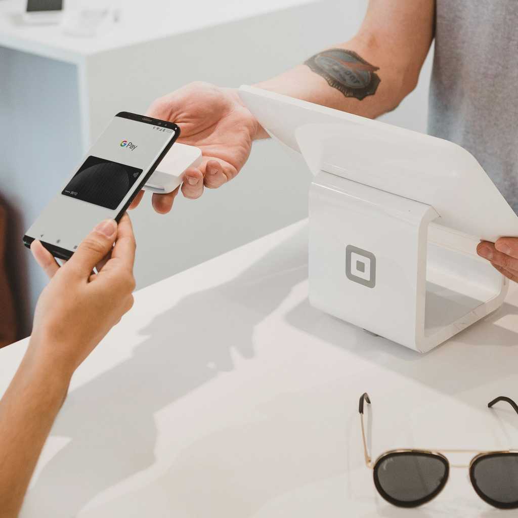 A person paying at the cashier