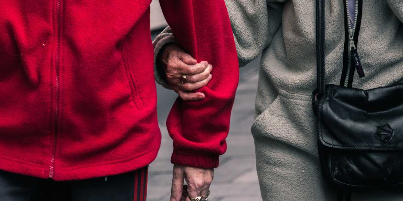 Ældre mennesker gå hånd i hånd
