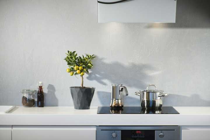 Mutteripannu ja kattila liedellä minimalistisessa keittiössä.