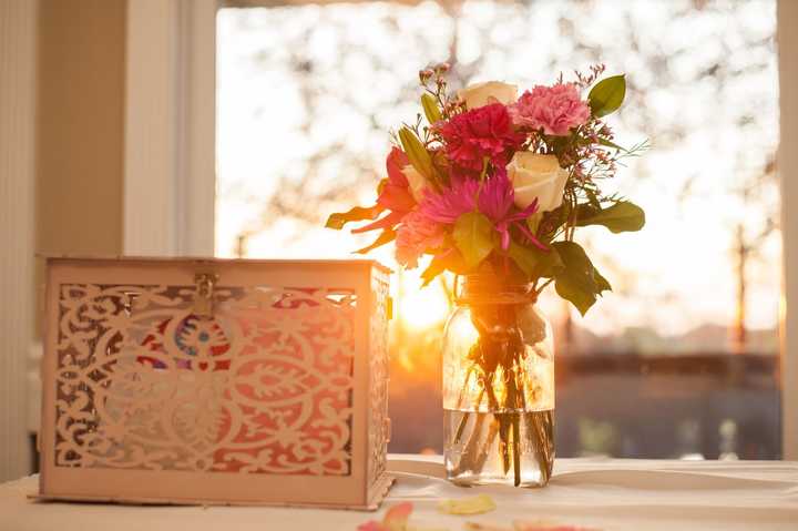 En bukett blommor i solljus