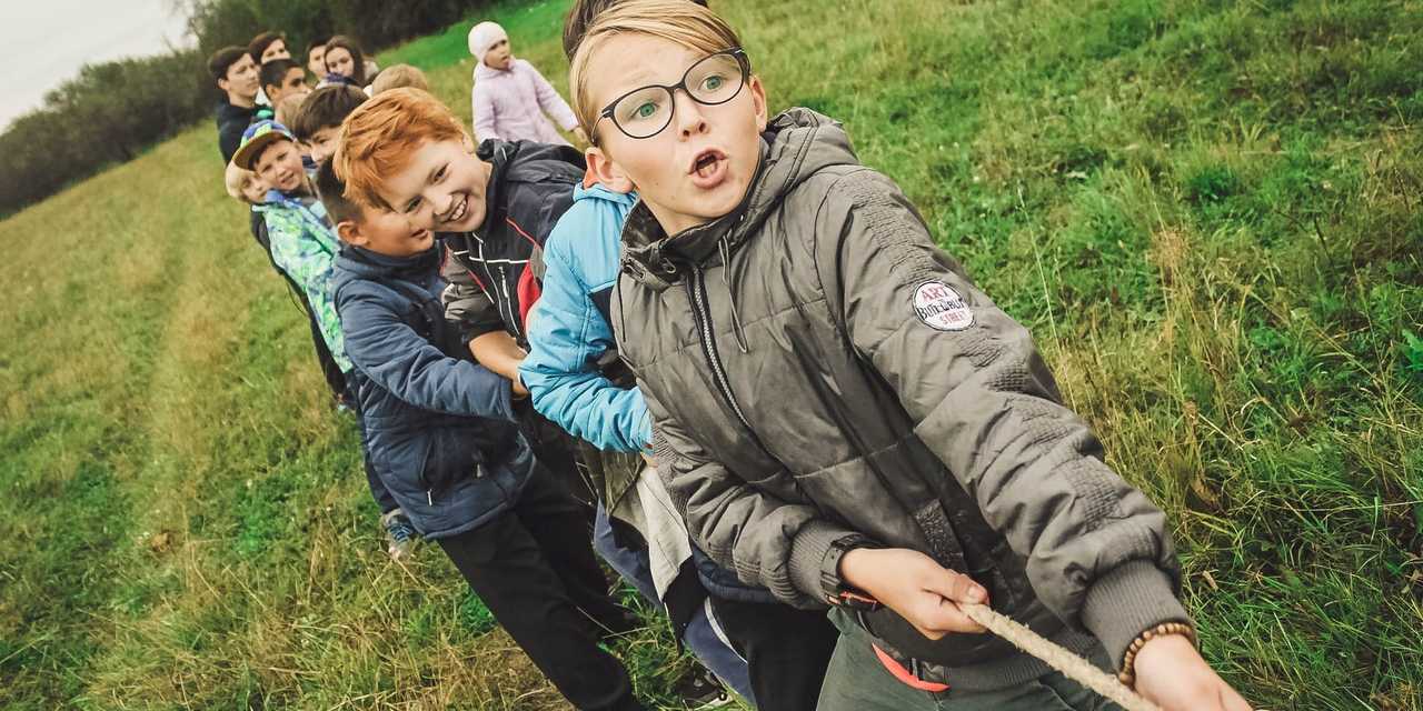 Barn som drar dragkamp