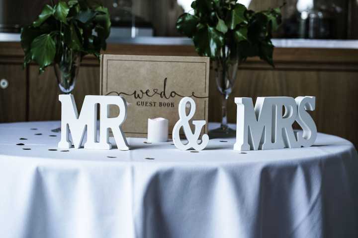 Mr & Mrs -kyltit lahjapöydällä