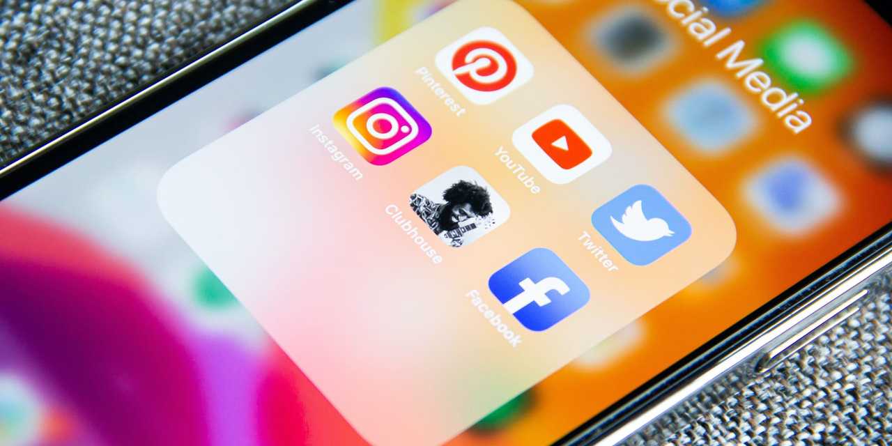 En mobiltelefon med sociala medier applikationer