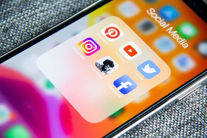 En mobiltelefon med sociala medier applikationer