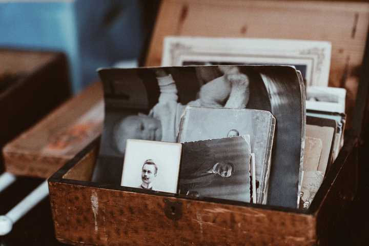 Sort/hvide billeder i en kasse